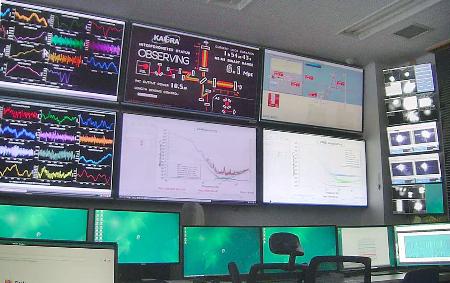 　国際共同観測に復帰した大型望遠鏡「かぐら」のコントロールルーム＝１２日午前０時、岐阜県飛騨市（東京大学宇宙線研究所・重力波観測研究施設提供）