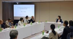 　広島市中区で開かれた、原爆資料館に整備予定の子ども向け展示の内容を検討する会議＝１２日午後