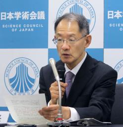 　記者会見する日本学術会議の光石衛会長＝１２日午後、東京都港区