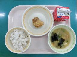 　福岡市の市立小学校で４月に提供された給食（福岡市教育委員会提供）