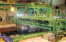 　柏崎刈羽原発６号機の原子炉に核燃料を移すための大型の機械＝１２日午後、新潟県