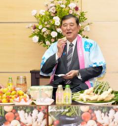 　「ＪＡわかやま」から贈られたショウガの漬物をまぜたおにぎりを試食する石破首相＝１２日午後、首相官邸