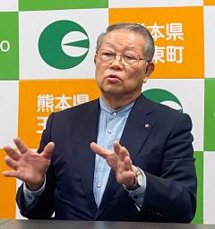 　取材に応じる熊本県玉東町の前田移津行町長＝１２日午後、玉東町役場