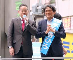 　鈴木章浩氏（右）の応援演説をする井上元万博相＝１３日午前、東京都大田区