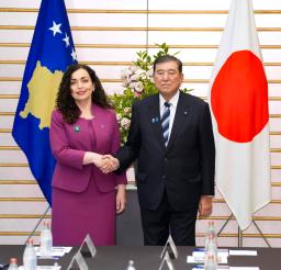 　会談前に、コソボのオスマニサドリウ大統領（左）と握手する石破首相＝１３日午前、首相官邸