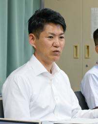 　大阪府岸和田市役所で、市長の政治倫理条例案について説明する佐野英利市長＝１３日午後