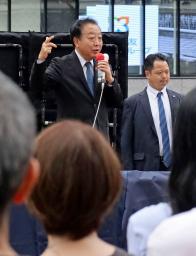 　街頭演説する立憲民主党の野田代表＝１４日午後、東京都立川市