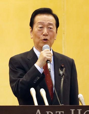 　青森県弘前市で開かれた党会合で話す立憲民主党の小沢一郎衆院議員＝１４日午後