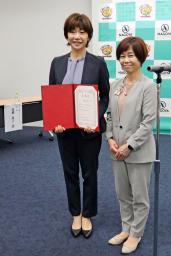 　「名古屋スポーツコミッション」の会長に就任した高橋尚子さん（左）＝１６日午後、名古屋市