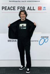 　ファーストリテイリングが開催したトークショーに登場し、写真に納まる俳優の役所広司さん＝１６日午後、大阪市此花区の夢洲