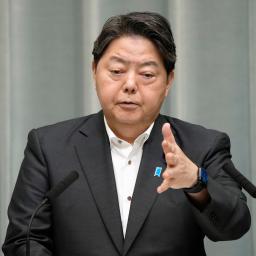 　記者会見する林官房長官＝１７日午前、首相官邸