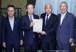 　郵政民営化法などの改正案を衆院に提出する自民、公明、国民民主３党の議員ら＝１７日午後、国会