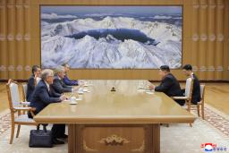 　ロシアのショイグ安全保障会議書記（左から３人目）と会談する北朝鮮の金正恩朝鮮労働党総書記（右から２人目）＝１７日、平壌（朝鮮中央通信＝共同）