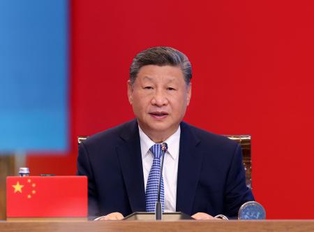 　「中国・中央アジアサミット」で演説する中国の習近平国家主席＝１７日、アスタナ（新華社＝共同）