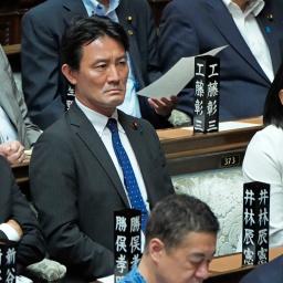 　衆院本会議に臨む財務金融委員会の井林辰憲委員長＝１８日午後