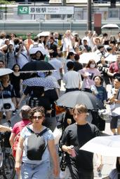 　外国人観光客らで混雑する東京・原宿の竹下通り＝１８日午後