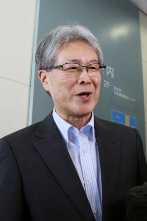 　取材に応じる静岡大の日詰一幸学長＝１８日午前、浜松市