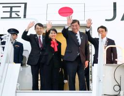 　Ｇ７サミットの日程を終え、帰国の途に就く石破首相（中央右）。同左は妻の佳子さん。右端は赤沢経済再生相＝１７日、カナダ・カルガリー国際空港（共同）