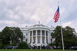 　米ホワイトハウスの南庭に新たに設置された旗ざお＝１８日、ワシントン（ＡＰ＝共同）