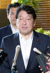 　石破首相と面会後、取材に応じる自民党の小野寺政調会長＝１９日午前、首相官邸