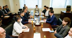 　衆院法務委理事懇談会に臨む理事ら＝１９日午前、東京都千代田区