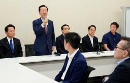 　内閣不信任決議案の提出を求める集会を呼びかけた立憲民主党の小沢一郎衆院議員（左から２人目）＝１９日午後、国会