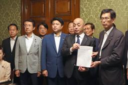 　２００９年施行の水俣病特別措置法の対象から漏れた被害者を救済するため、新たな給付金制度を創設する法案を提出する立憲民主党の篠原孝議員（右端）ら＝１９日午後、国会