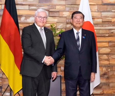 　会談前に、ドイツのシュタインマイヤー大統領（左）と握手する石破首相＝１９日午後、首相官邸