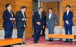 　閣議に臨む石破首相（中央）ら＝２０日午前、首相官邸