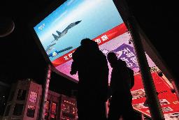 　４月、中国軍が台湾周辺で実施した軍事演習についてのニュースを映す北京市内の大型画面