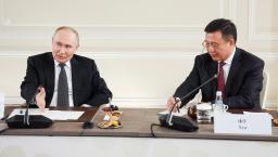 　１９日未明、ロシア北西部サンクトペテルブルクで行われた各国通信社代表との会見で質問に答えるプーチン大統領。右は中国国営通信新華社の社長（ロシア大統領府提供・タス＝共同）