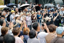 　東京都議選で候補者らの街頭演説を聞く人たち＝２０日正午ごろ、都内