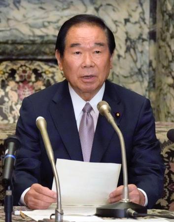 　皇族数確保策の与野党協議を巡り記者会見する額賀衆院議長＝２０日午後、国会