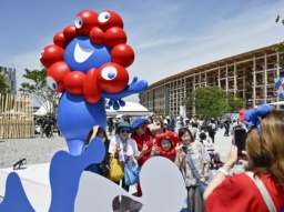 　譲渡先の公募が始まった、西ゲート付近に設置されている公式キャラクター「ミャクミャク」のモニュメント＝２０日午後、大阪市此花区の夢洲