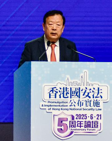 　香港国家安全維持法の施行５年を記念するフォーラムで、演説する中国政府香港マカオ事務弁公室の夏宝竜主任＝２１日、香港（共同）