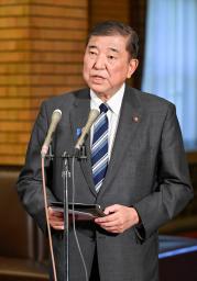 　首相公邸で記者団の取材に応じる石破首相＝２２日午後