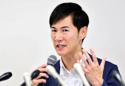 　記者会見する再生の道の石丸代表＝２２日深夜、東京都港区