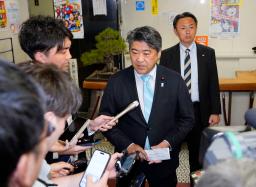 　記者団の取材に応じる自民党の木原選対委員長＝２３日未明、東京・永田町の党本部