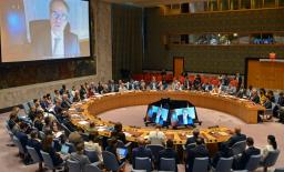 　国連安全保障理事会の緊急会合で、スクリーンに映るＩＡＥＡのグロッシ事務局長＝２２日、ニューヨーク（共同）