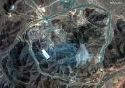 　米国の攻撃を受けた後のイラン中部フォルドゥの衛星写真＝２２日（ＭＡＸＡＲ　ＴＥＣＨＮＯＬＯＧＩＥＳ提供、ロイター＝共同）