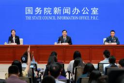 　抗日戦争勝利記念日に軍事パレードを実施すると発表した中国政府による記者会見＝２４日、北京（共同）