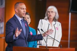 　米連邦議会で記者会見する下院民主党トップのジェフリーズ院内総務＝２４日、ワシントン（共同）