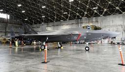 報道陣に公開された米空軍のＦ３５Ａステルス戦闘機＝２０２３年、沖縄県の米軍嘉手納基地