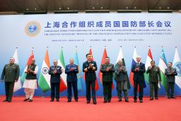 　記念撮影に臨む上海協力機構（ＳＣＯ）国防相会議の参加国代表ら。左から５人目は中国の董軍国防相＝２６日、中国山東省青島（ロイター＝共同）