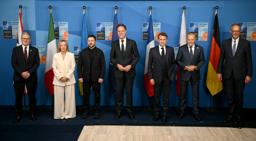 　ＮＡＴＯ加盟国の首脳らと写真に納まるウクライナのゼレンスキー大統領（左から３人目）＝２５日、オランダ・ハーグ（ゲッティ＝共同）