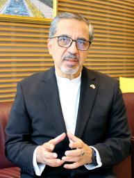 　インタビューに応じるイランのセアダット駐日大使