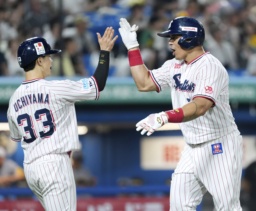 　７回、同点２ランを放ち内山（３３）とタッチを交わすヤクルトのオスナ＝神宮