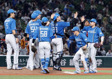　西武に勝利し、タッチを交わす日本ハムナイン＝ベルーナドーム
