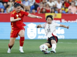 　日本―スペイン　前半、先制ゴールを決める田中（右）＝レガネス（共同）