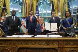 　２７日、コンゴとルワンダ両国の外相と、署名文書を掲げるトランプ米大統領（中央）＝ワシントン（ＡＰ＝共同）